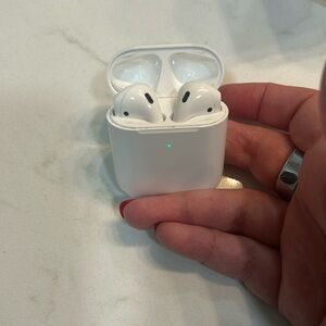 Apple AirPods with charging case (2nd generation)